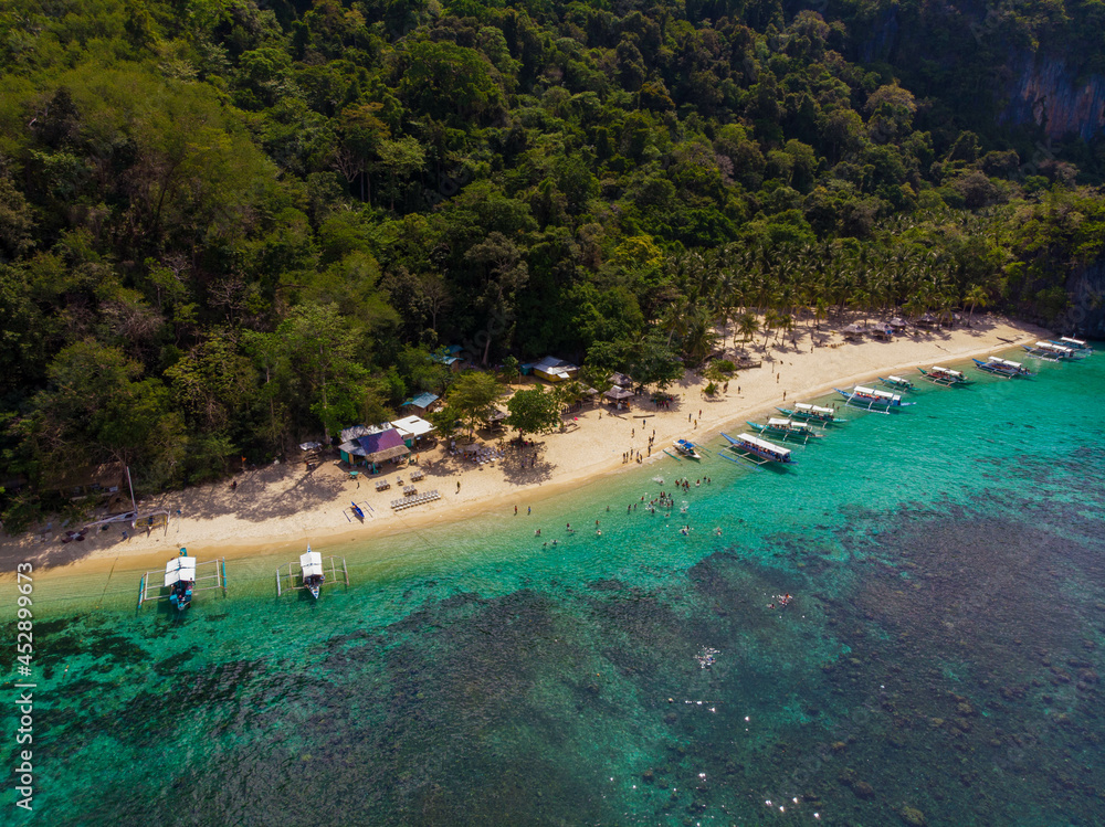 フィリピンのパラワン州エルニド周辺をドローンで空から撮影した空撮写真 Aerial photo taken from the sky with a drone around El Nido, Palawan, Philippines. フィリピンのパラワン州エルニド周辺をドローンで空から撮影した空撮写真 Aerial photo taken from the sky with a drone around El Nido, Palawan, Philippines.
