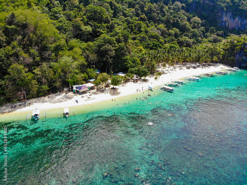 フィリピンのパラワン州エルニド周辺をドローンで空から撮影した空撮写真 Aerial photo taken from the sky with a drone around El Nido, Palawan, Philippines. フィリピンのパラワン州エルニド周辺をドローンで空から撮影した空撮写真 Aerial photo taken from the sky with a drone around El Nido, Palawan, Philippines.