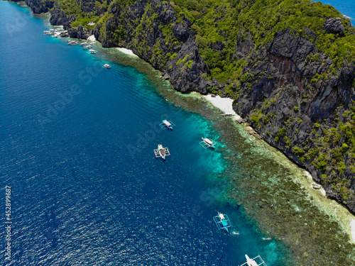 フィリピンのパラワン州エルニド周辺をドローンで空から撮影した空撮写真 Aerial photo taken from the sky with a drone around El Nido, Palawan, Philippines. © Hello UG