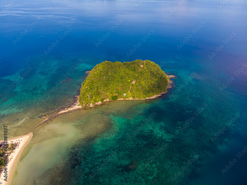 フィリピンのパラワン州エルニド周辺をドローンで空から撮影した空撮写真 Aerial photo taken from the sky with a drone around El Nido, Palawan, Philippines.
