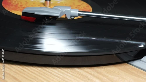 レコードプレーヤーにセットされたレコードの再生が終わり、オートストップでトーンアームが上がり、レコードが再生停止する場面。 photo