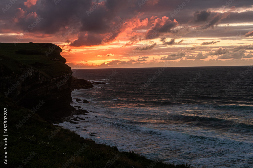 Obraz premium sunset on the cliff of El Bolao in Cantabria
