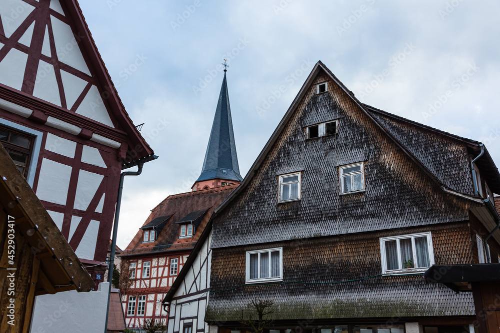 ドイツ ミヒェルシュタットの木組み建築の町並みとシュタット教会 ドイツ ミヒェルシュタットの木組み建築の町並みとシュタット教会