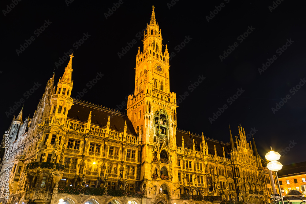 Fototapeta premium ドイツ ミュンヘンのマリエン広場に建つライトアップされた夜の新市庁舎
