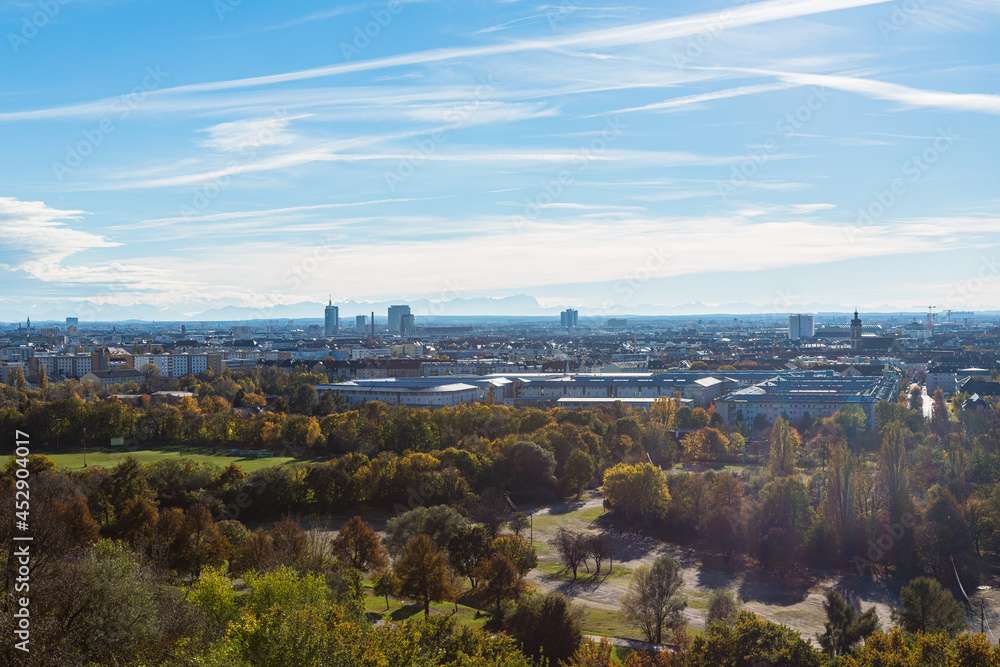 ドイツ　ミュンヘンのオリンピアパークのオリンピア山から望む市街地