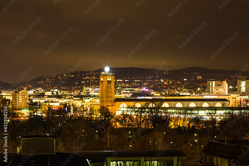 ドイツ　シュトゥットガルトの中央駅と夜景