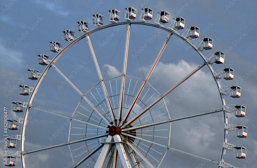 Fototapeta premium Riesenrad vor blauem Himmel
