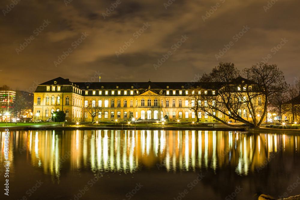 ドイツ　シュトゥットガルトのエッケン湖とライトアップされた新宮殿
