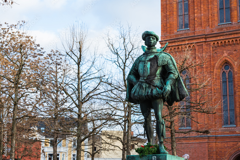 Fototapeta premium ドイツ ヴィースバーデンのシュロスプラッツに建つマルクト教会の前にある銅像