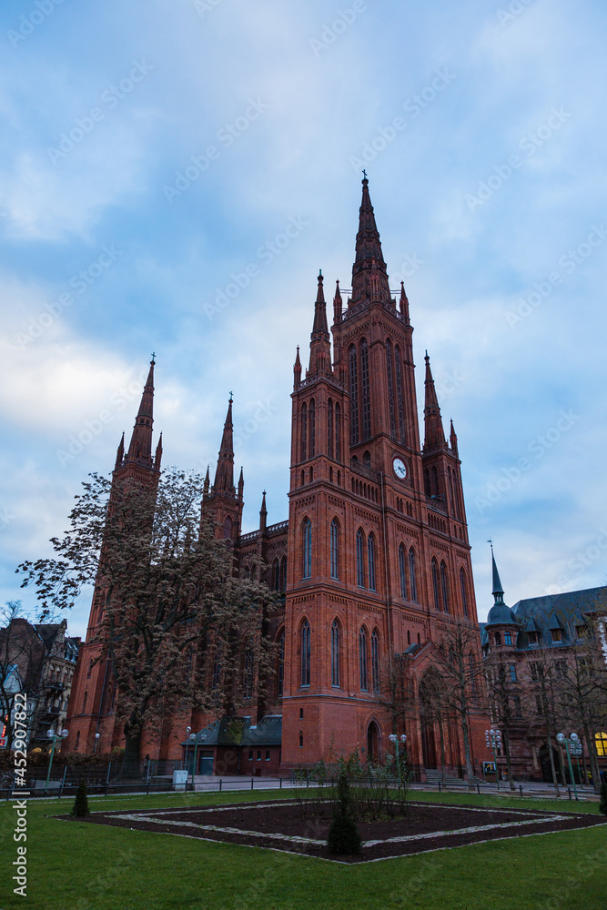 Fototapeta premium ドイツ ヴィースバーデンのシュロスプラッツに建つマルクト教会