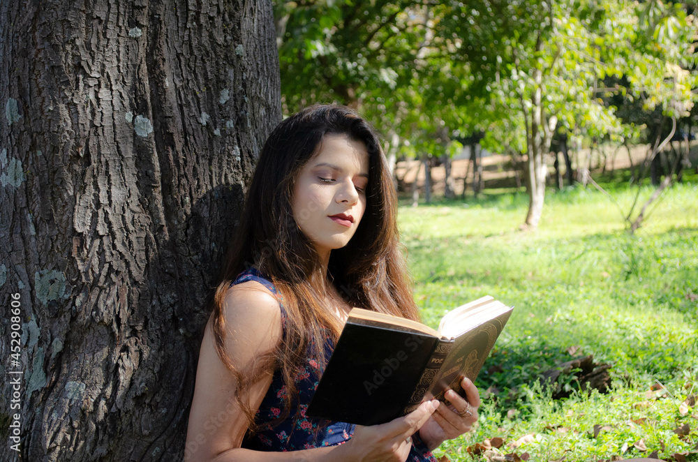 Fototapeta premium Woman reading in a park