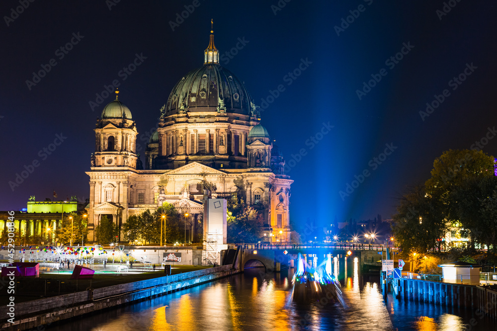 Fototapeta premium ドイツ ベルリンのライトアップされたベルリン大聖堂とシュプレー川
