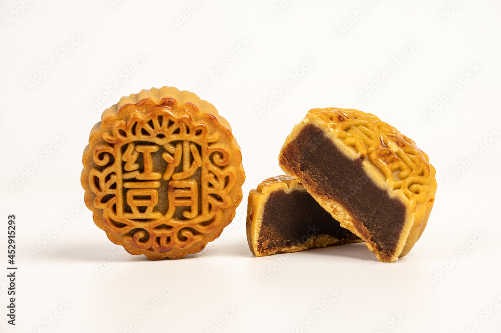 The moon cake cut by the knife is on a white background,The moon cakes are engraved with The moon cake cut by the knife is on a white background,The moon cakes are engraved with