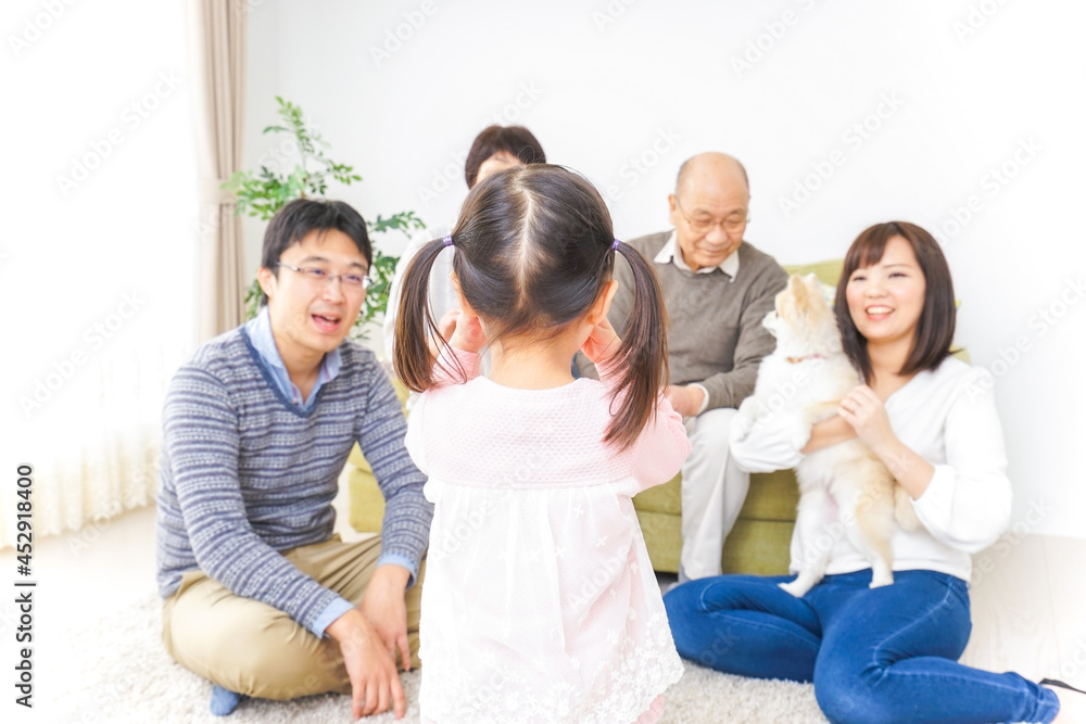 お遊戯をする子供と仲良しの家族 お遊戯をする子供と仲良しの家族