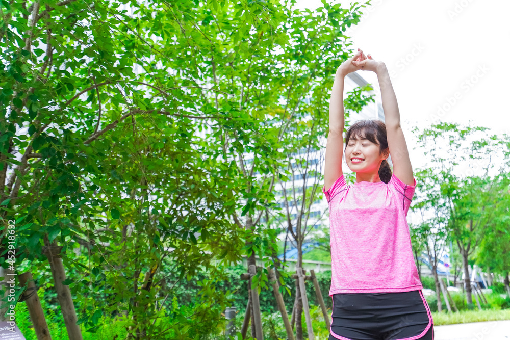 ストレッチする女性