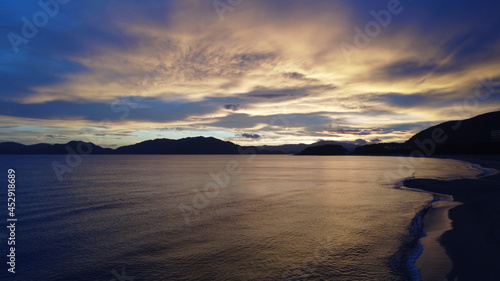マジックアワーの日本の景色！夕日と海 © YuAiru