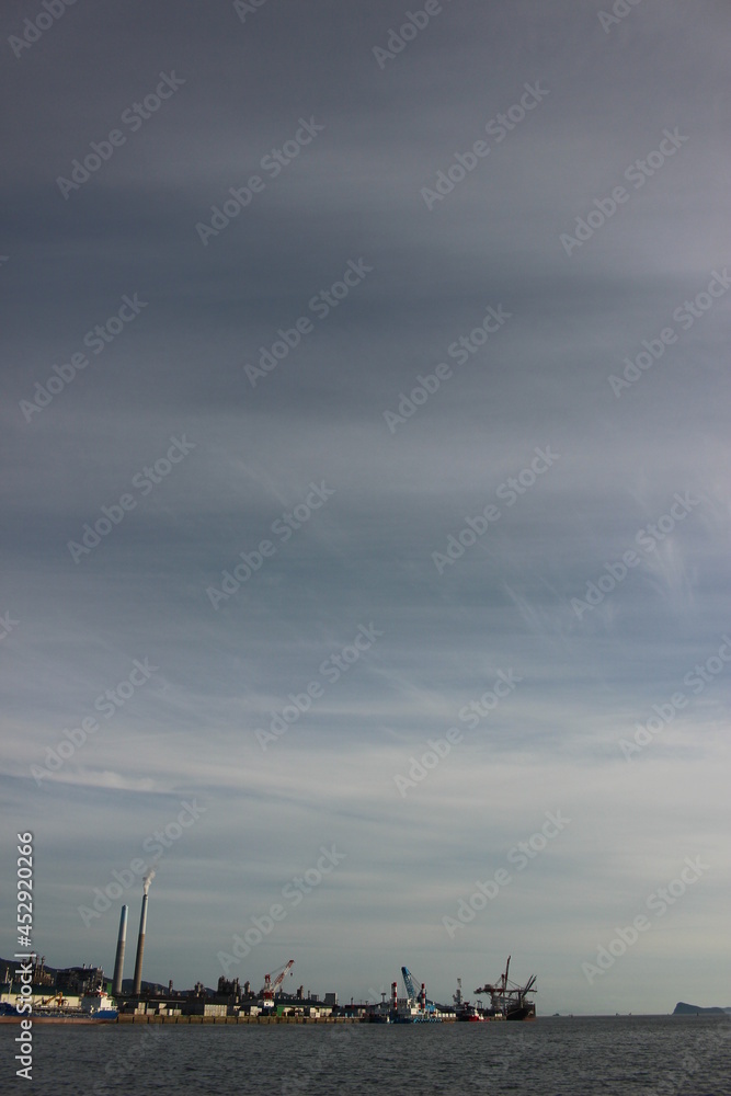 Fototapeta premium SDGs自然と地球環境！工場と太陽の光と水面のヒカリ