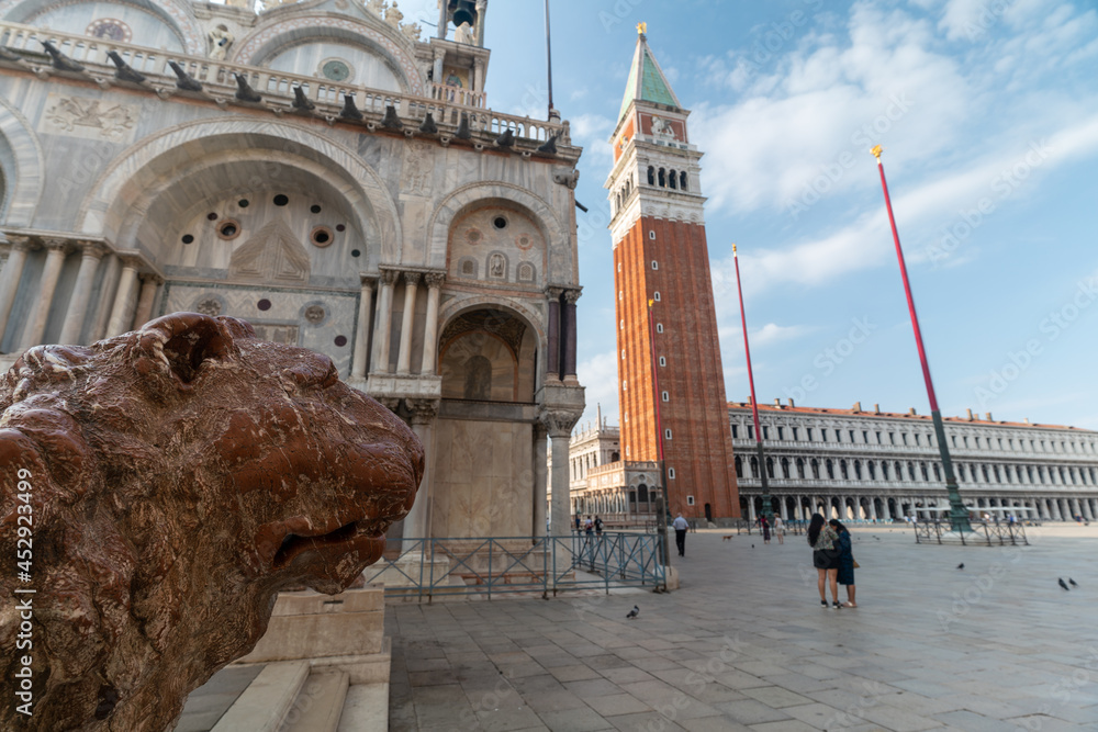Obraz premium Venise place saint marc tête de lion en premier plan avec un ciel bleu 