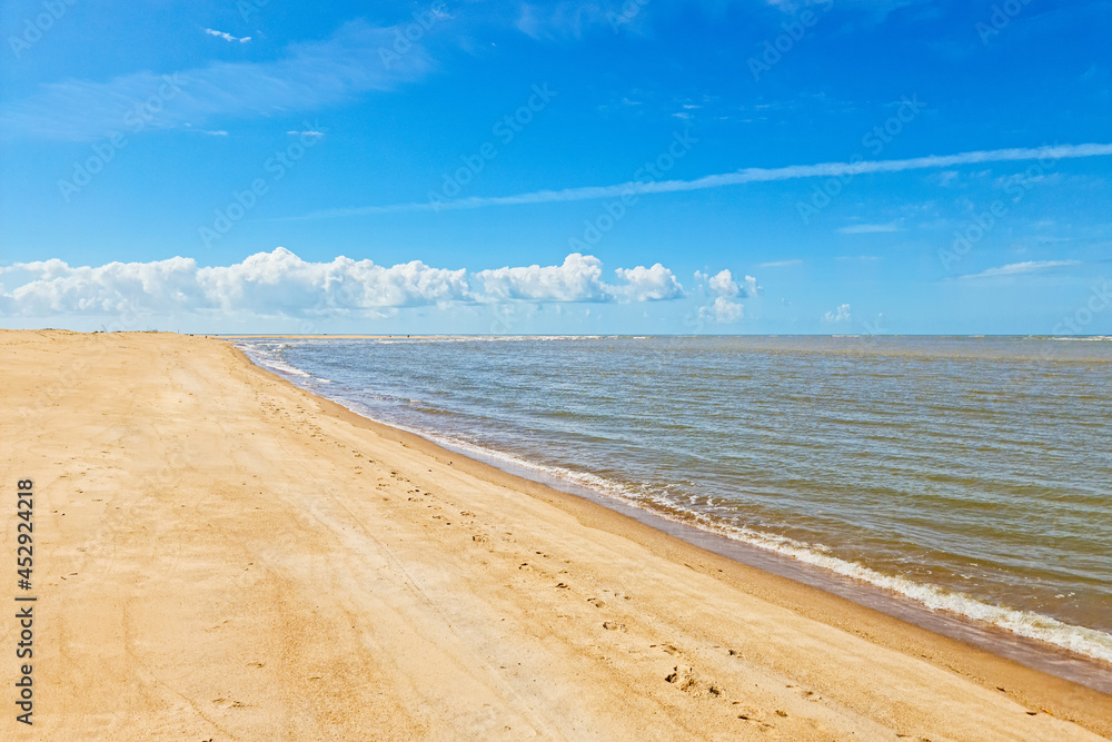 Passarela Ecológica do Gigica sobre o manguezal e ao final praia fluvial e de mar aberto. Cidade de Mucuri, no sul da Bahia na região nordeste do Brasil. Passarela Ecológica do Gigica sobre o manguezal e ao final praia fluvial e de mar aberto. Cidade de Mucuri, no sul da Bahia na região nordeste do Brasil.