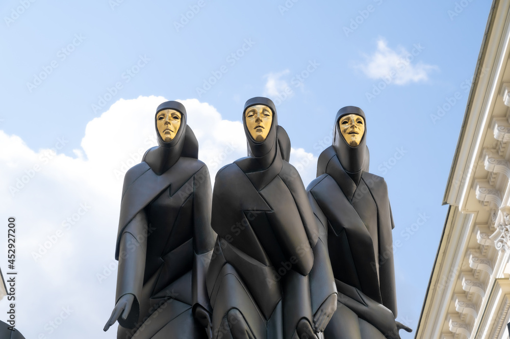 Obraz na płótnie three statues with the golden mask in vilnius w salonie