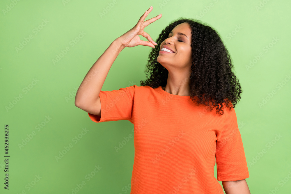 Photo of young black woman happy positive smile show fingers perfect tasty sign isolated over green color background Photo of young black woman happy positive smile show fingers perfect tasty sign isolated over green color background