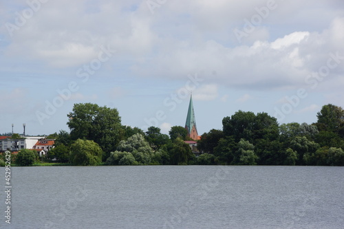Teich mit Kirche und Dorf im Hintergrund © MaBu