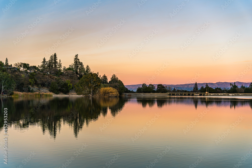 Obraz premium Vasona Lake with Reflection in Los Gatos California