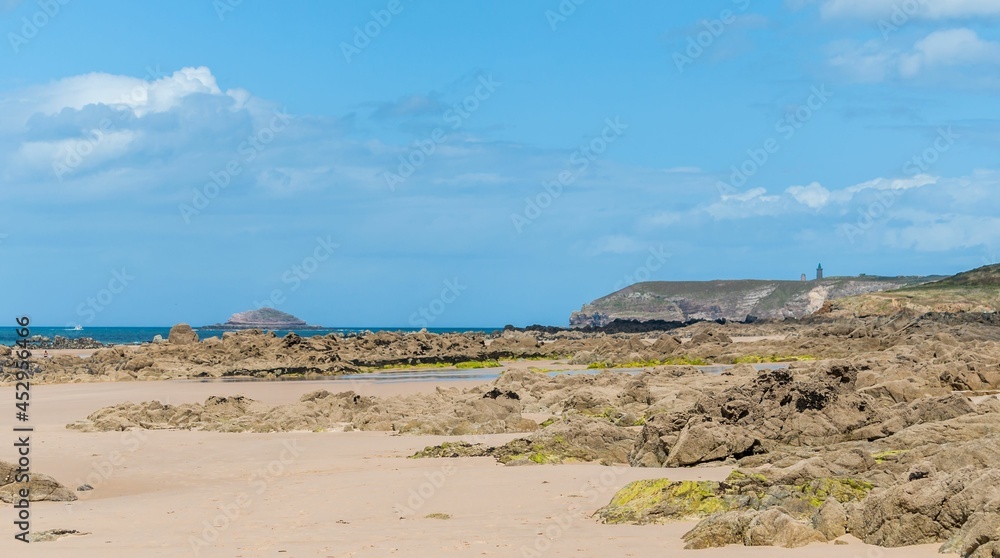 Pléhérel plage, anse du croc au cap Fréhel dans les côtes d'Armor en Bretagne.	