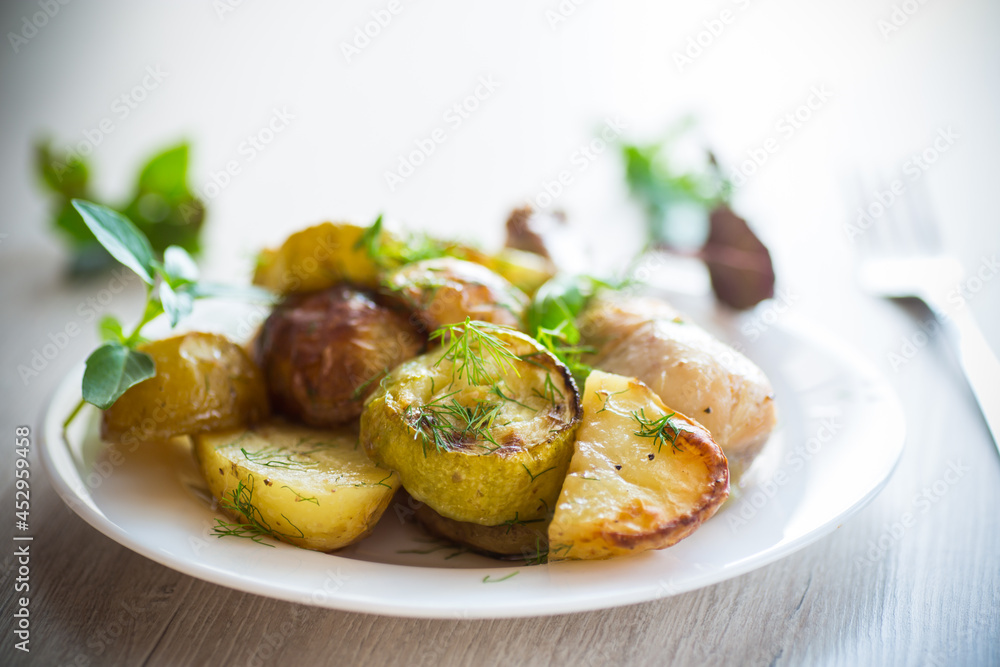 Early baked potatoes with zucchini and chicken Early baked potatoes with zucchini and chicken