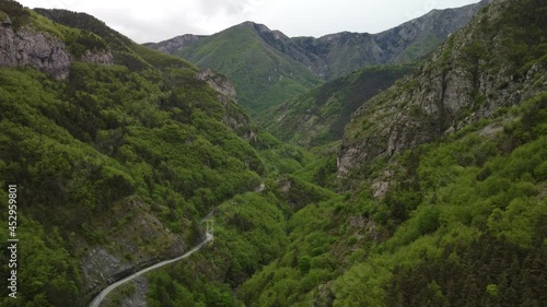 Vallata ripresa con drone immersa nel verde
