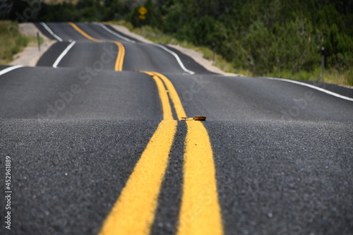 Φωτογραφία bumpy wavy windy hilly street with prominent yellow divider lines