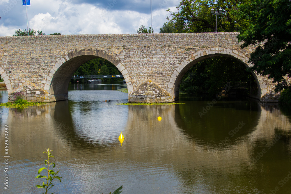 Fototapeta premium steinerne Brücke in Wetzlar