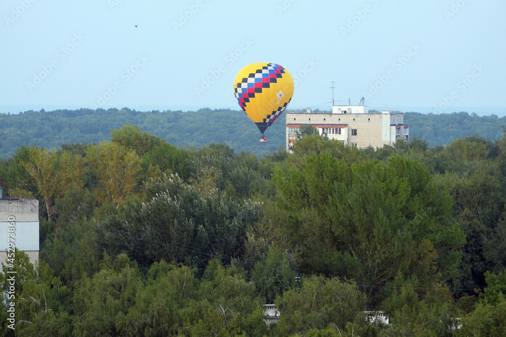 Obraz premium A colored balloon in the sky over the city.