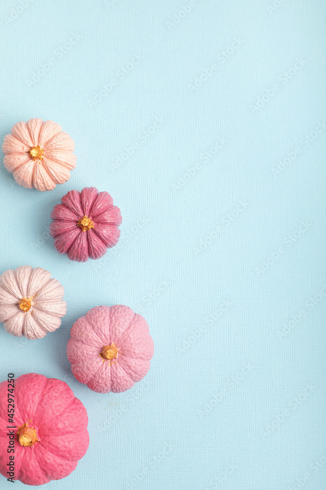 Obraz premium Flat lay with handmade painted gypsum pumpkins and copy space. Autumn holidays, thanksgiving, halloween geeting card, invitation mockup