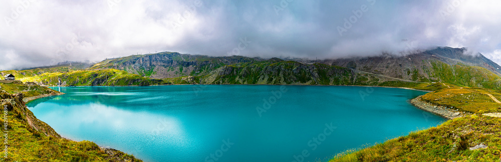 Il lago Goillet, bacino artificiale ai piedi del Cervino la cui diga venne realizzata in un decennio