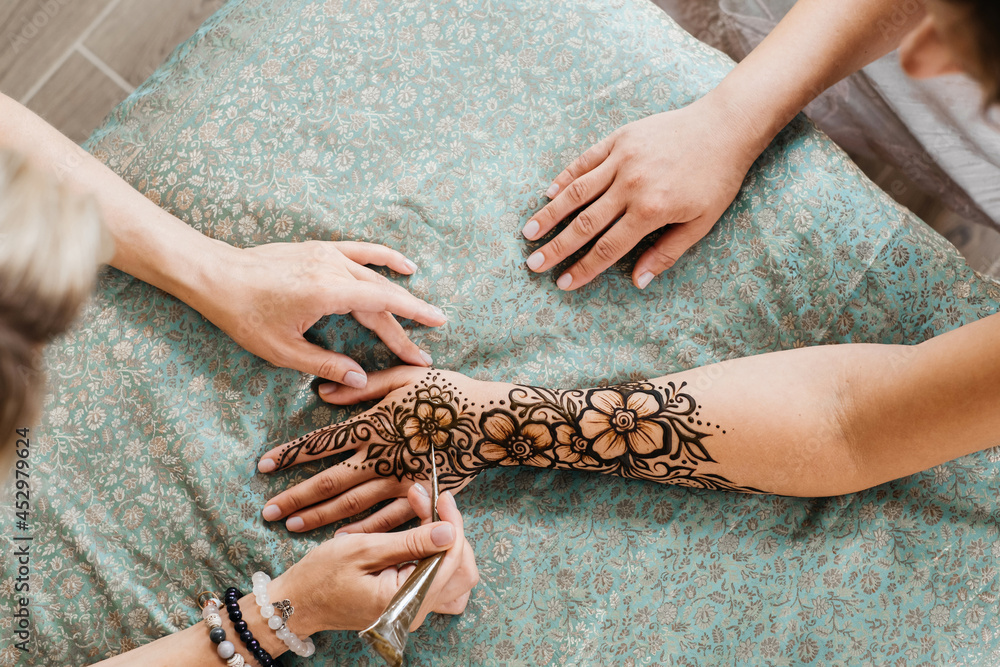 Mehndi Artist Making Mehndi Design on the Indian Bridal Hand. Editorial  Stock Photo - Image of love, marriage: 187263198
