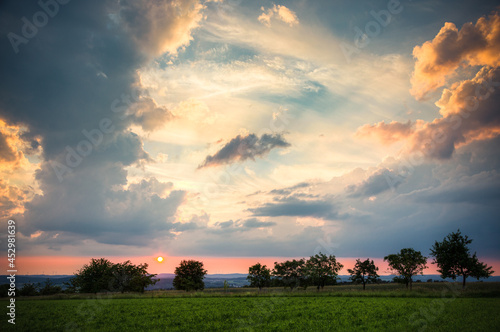 Sonnenuntergang mit dramtatischem Himmel 