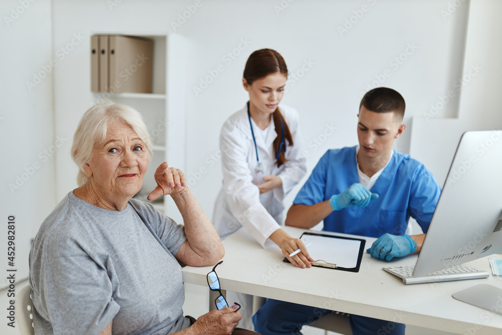 Fototapeta premium elderly woman patient in hospital diagnostics health communication