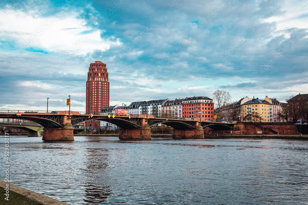 Untermainbrücke über den Main in Frankfurt 