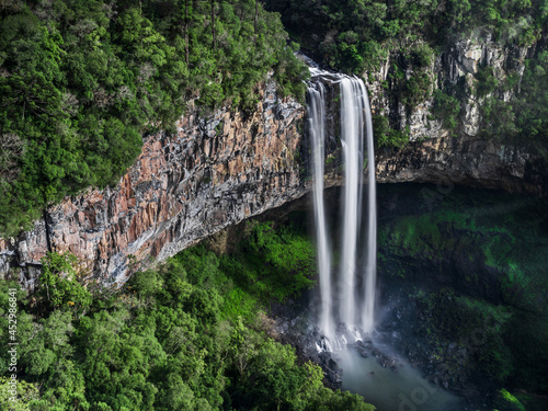 Longa exposição da Cascata do Caracol em Canela, Rio Grande do Sul, Serra gaúcha. Linda vista aérea dad cachoeira. photo