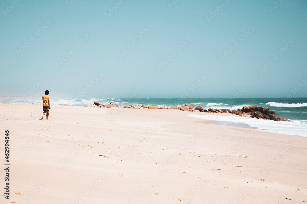 persona a orilla del mar en la playa