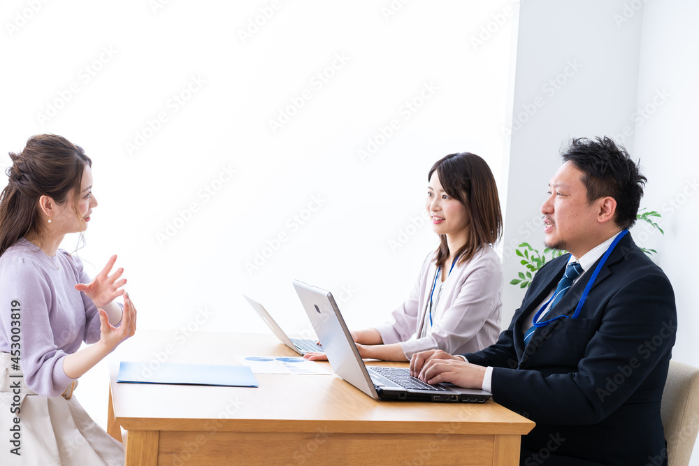 クライアントとのミーティングをするビジネスパーソン