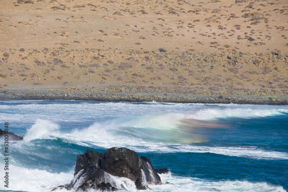 Obraz premium Rocks in the sea waves coast