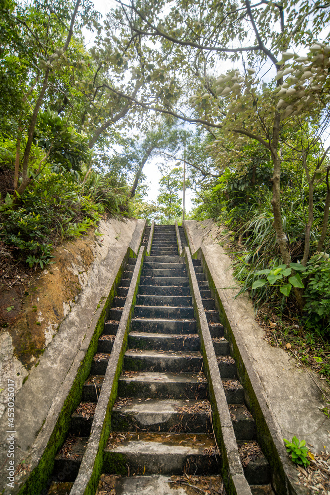 Obraz premium Stone passageways in the park