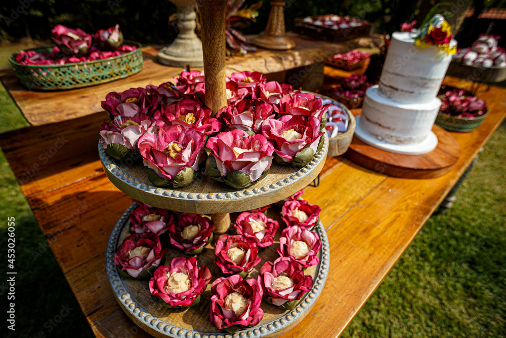 Mesa de doce no formato de rosa em festa de casamento
