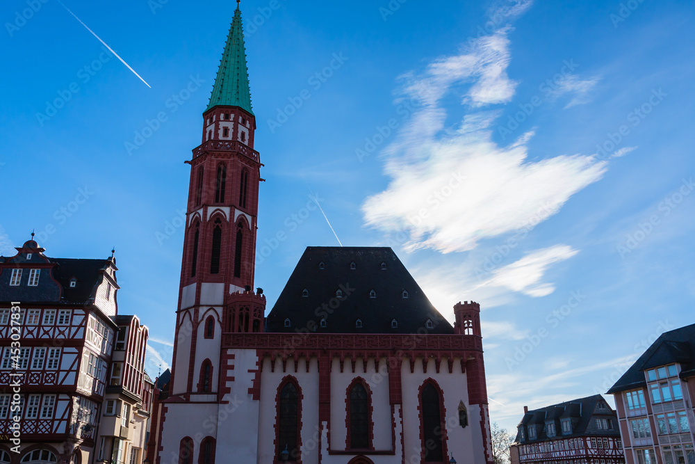 ドイツ フランクフルト・アム・マインのアルトシュタットのレーマー広場の街並みと旧ニコライ教会 Stock Photo Adobe Stock