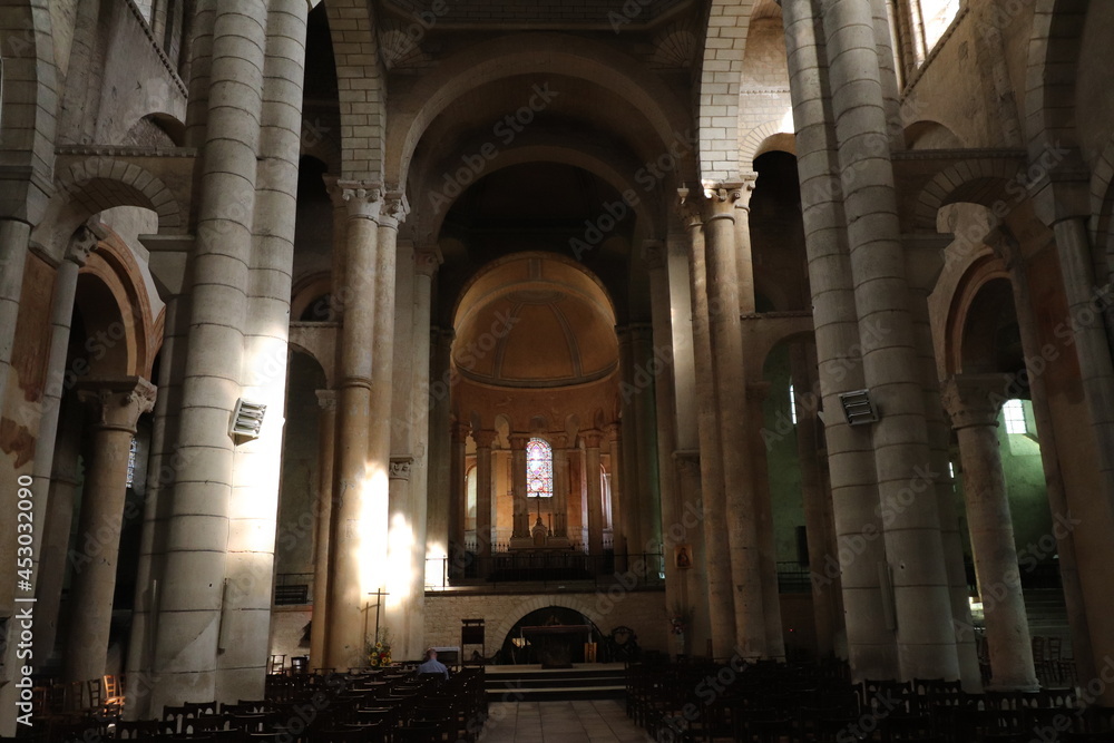L'eglise Saint Hilaire, eglise catholique, interieur de l'eglise, ville de Poitiers, departement de la Vienne, France