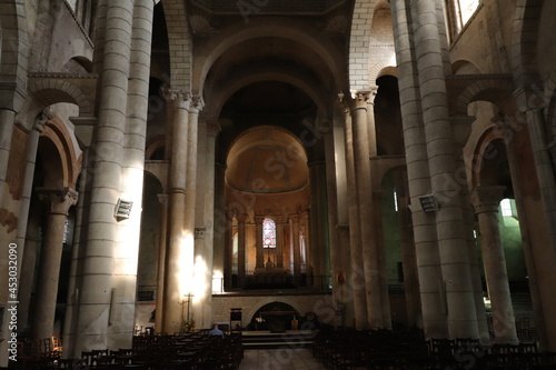 L'eglise Saint Hilaire, eglise catholique, interieur de l'eglise, ville de Poitiers, departement de la Vienne, France
