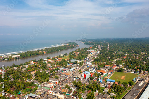 スリランカのコロンボにある海岸付近をドローンで空から撮影した空撮映像 Aerial footage taken from the sky with a drone near the coast in Colombo, Sri Lanka.