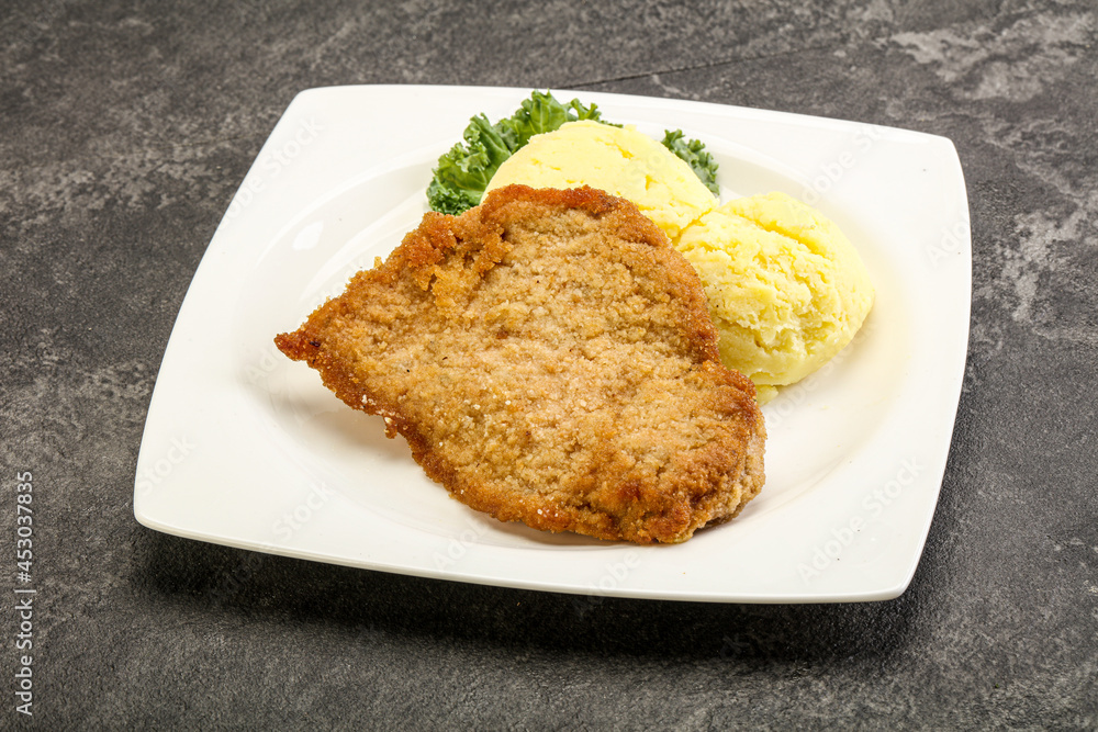 Crispy chicken schnitzel with mashed potato Crispy chicken schnitzel with mashed potato